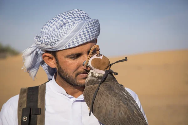 Falconer με γεράκι στην έρημο — Φωτογραφία Αρχείου