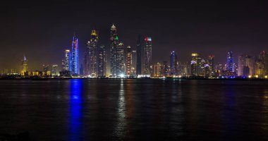 Gece Dubai Marina 'sı