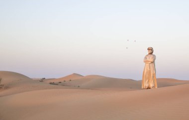 adam çölde geleneksel kıyafeti 