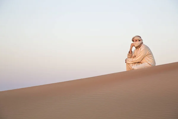 Homem em roupa tradicional no deserto — Fotografia de Stock