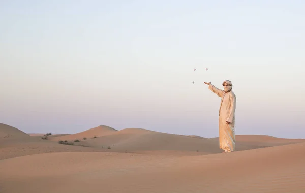 Людина в традиційному вбранні в пустелі — стокове фото