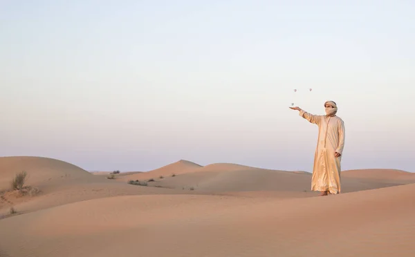 Человек в традиционном наряде в пустыне — стоковое фото