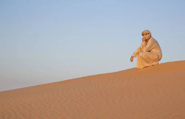 Mann in traditionellem Outfit in Wüste — Stockfoto