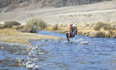Moğol göçebe kartal avcı atının üstünde