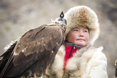 Kartal avcı ile onun Altay kartalı