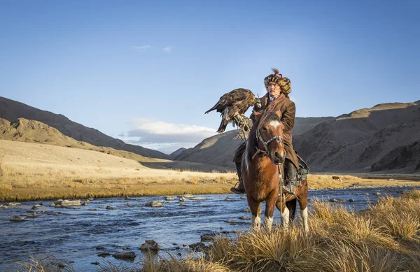 Mongolskich nomadów eagle hunter na koniu — Zdjęcie stockowe