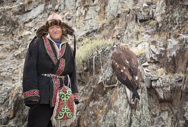 Kartal avcı ile onun Altay kartalı