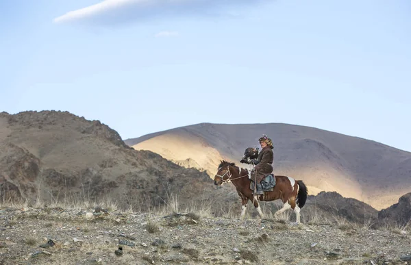 Монгольська nomad орел мисливець за його коня — стокове фото