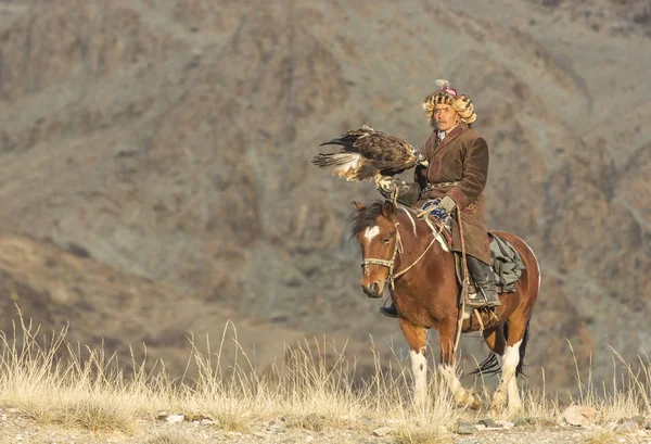 Mongoolse nomad eagle hunter op zijn paard — Stockfoto