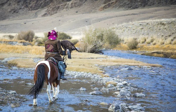 Mongol nómada águila cazador en su caballo — Foto de Stock