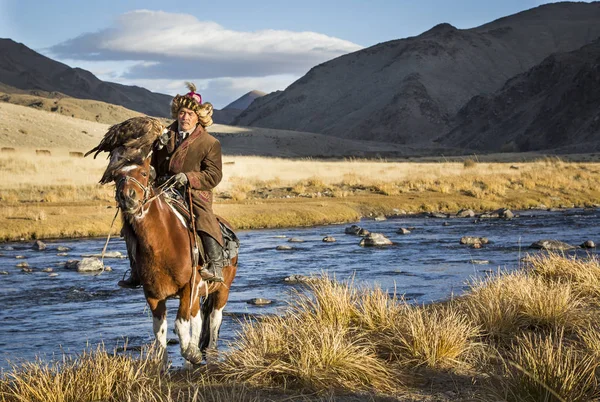 Mongoliska nomad eagle hunter på sin häst — Stockfoto