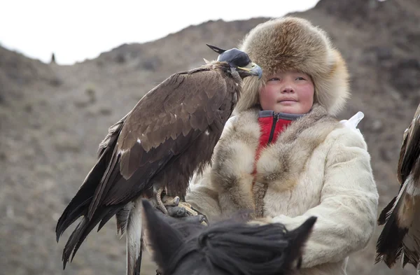 Kartal avcı ile onun Altay kartalı