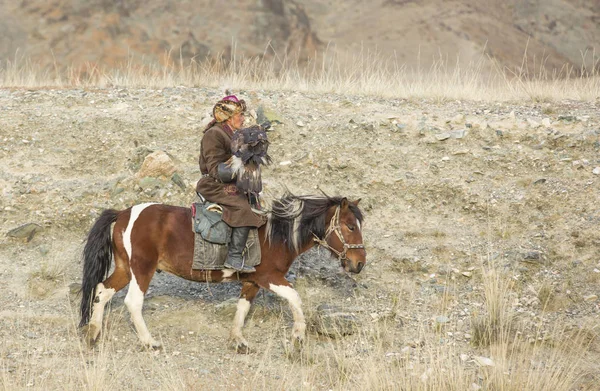 Mongol caçador de águia nômade em seu cavalo — Fotografia de Stock
