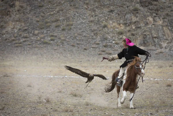 Eagle hunter with his Altai Golden Eagle — Stock Photo, Image