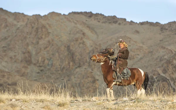 Mongoliska nomad eagle hunter på sin häst — Stockfoto
