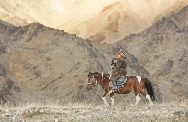 Moğol göçebe kartal avcı atının üstünde
