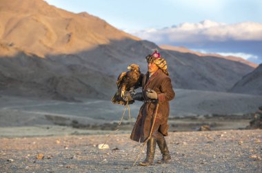 Kartal avcı ile onun Altay kartalı