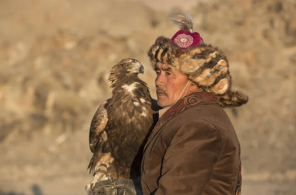 Cazador de águila con su Águila Dorada Altai —  Fotos de Stock