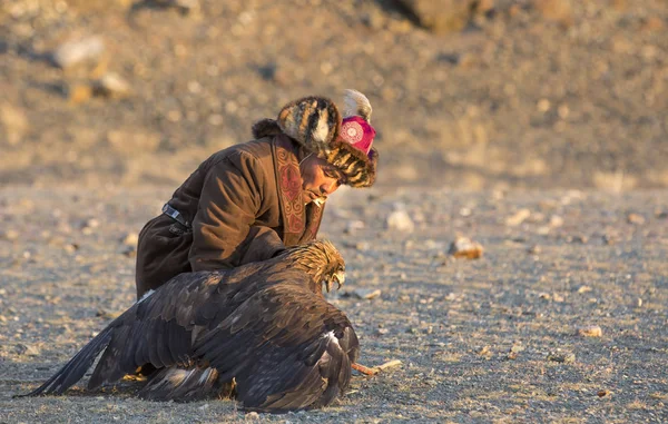 Орел мисливець з його Алтай Беркут — стокове фото