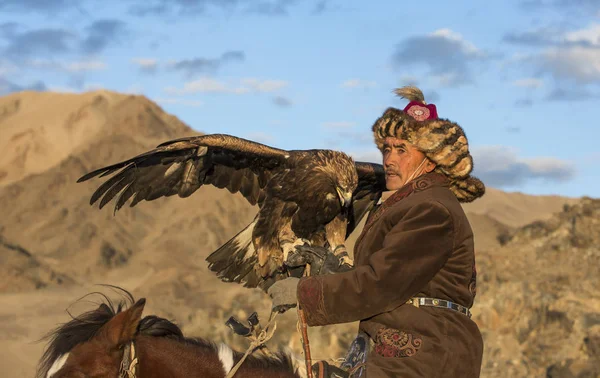 Mongoliska nomad eagle hunter på sin häst — Stockfoto