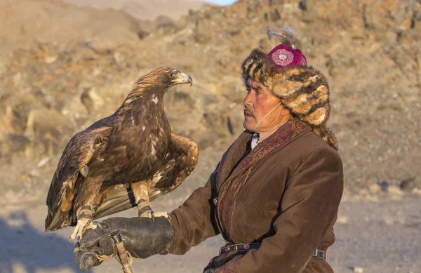 Caçador de águia com sua Águia Dourada Altai — Fotografia de Stock