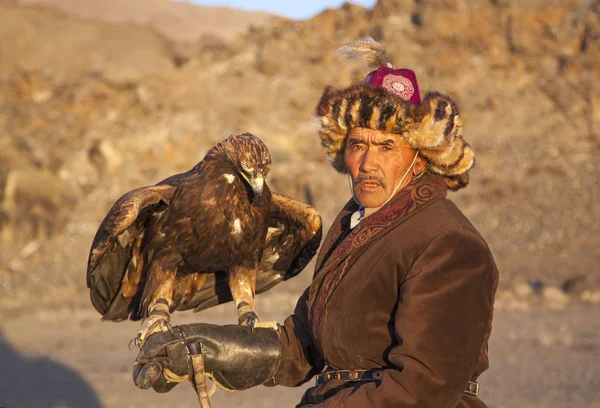 Eagle hunter with his Altai Golden Eagle — Stock Photo, Image