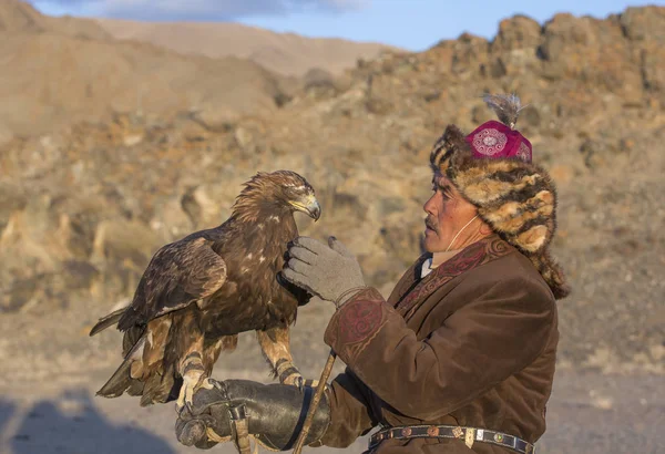 Eagle hunter with his Altai Golden Eagle — Stock Photo, Image