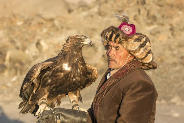 Chasseur d'aigle avec son aigle royal de l'Altaï — Photo