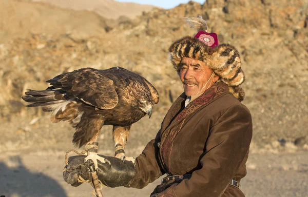 Adlerjäger mit seinem Altai-Steinadler — Stockfoto