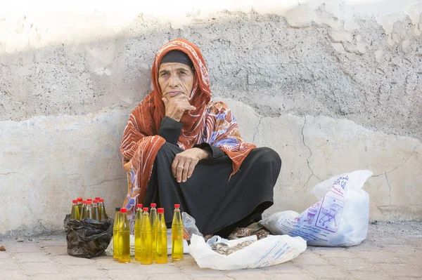 Omani lady selling oil — Stock Photo, Image