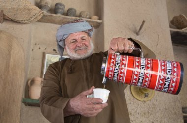 Omani adam hizmet Arapça kahve