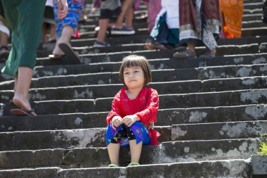 Bali dili çocuk Tapınağı merdivenlerde