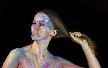 boyalı yüzü olan kadın