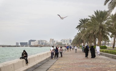  Doha Corniche adlı yürüyüş insanlar
