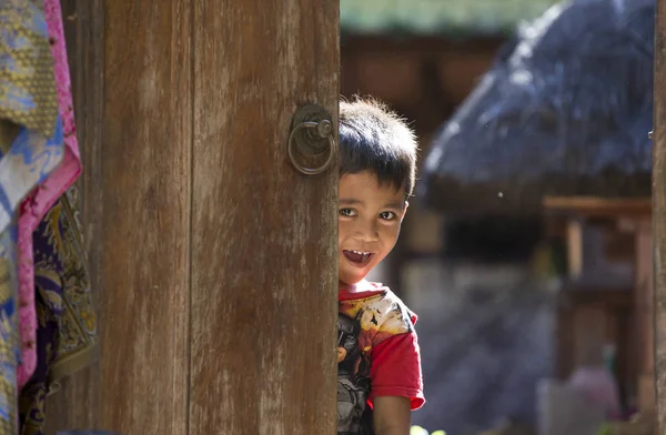 Balinesiska kid utanför — Stockfoto