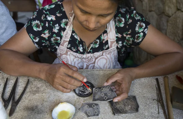 Mujer haciendo joyas hechas a mano — Foto de Stock