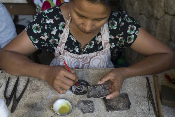 Femme faisant des bijoux faits à la main — Photo