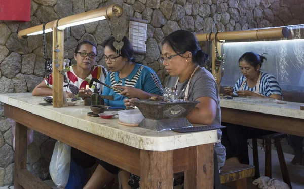 Vrouwen maken van handgemaakte sieraden — Stockfoto