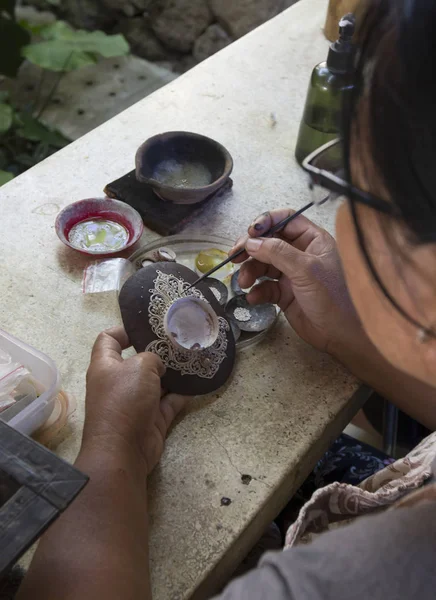 Femme faisant des bijoux faits à la main — Photo