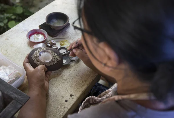 Mulher fazendo jóias artesanais — Fotografia de Stock