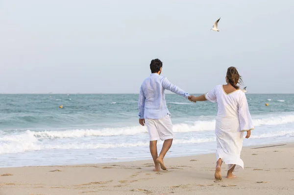 在海滩上散步的夫妻 — 图库照片