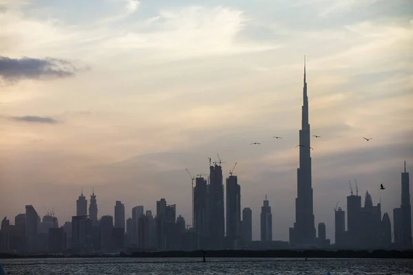 Στον ορίζοντα του Ντουμπάι στο ηλιοβασίλεμα — Φωτογραφία Αρχείου