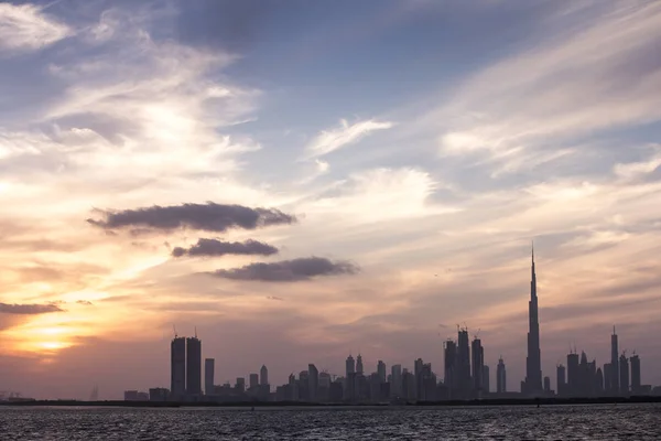 Skyline van Dubai bij zonsondergang — Stockfoto