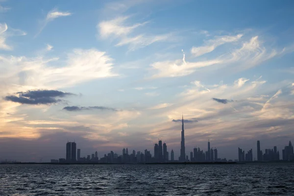 Dubais Skyline bei Sonnenuntergang — Stockfoto