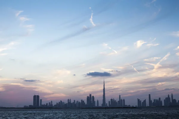 Dubai horizonte ao pôr-do-sol — Fotografia de Stock
