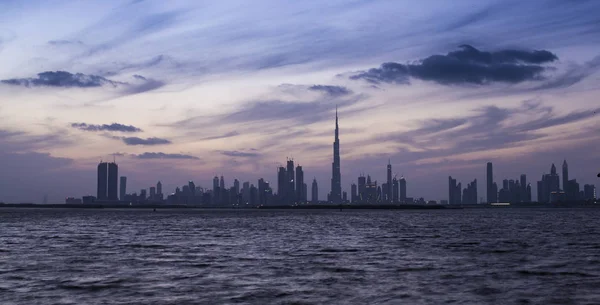 Dubais Skyline bei Sonnenuntergang — Stockfoto