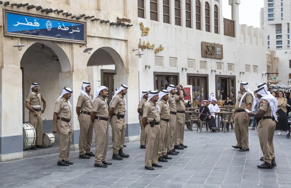 日常の行進を行うカタール警官 — ストック写真