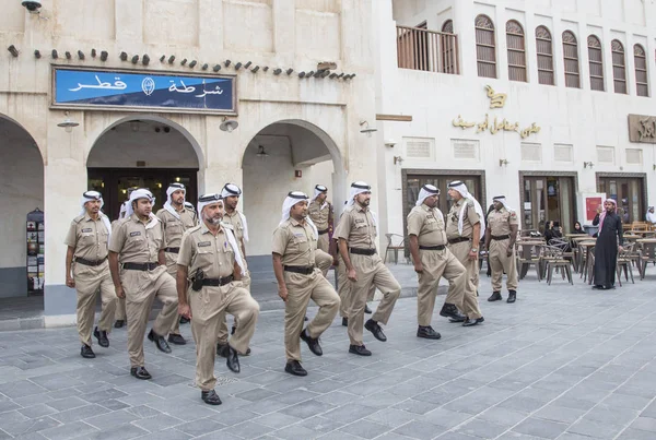 Qatar politieagenten doen dagelijks maart — Stockfoto