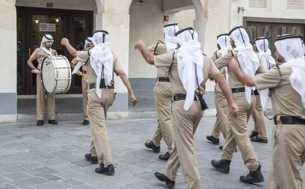 Qatar politieagenten doen dagelijks maart — Stockfoto