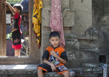 Bali dili çocuk ev dışında
